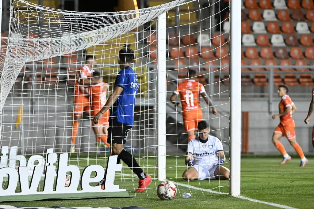 Cobreloa espera meterle un golazo a Huachipato para salvarse del descenso luego de su ayuda a la U para denunciar a Colo Colo. Foto: Photosport.