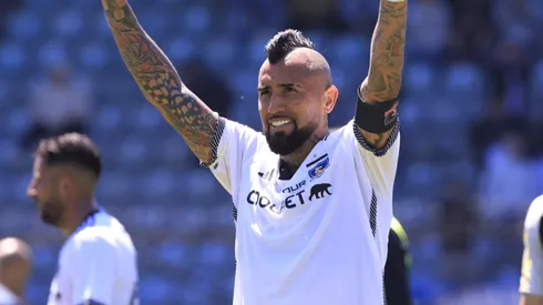 Garcés le hace un queque al Rey Arturo.