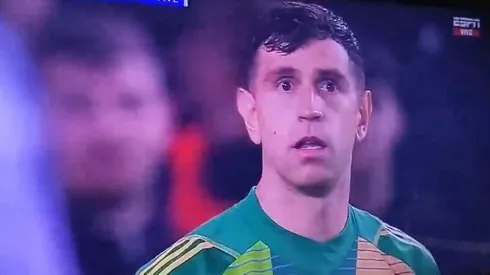 Dibu Martínez no puede creer el penal que le cobraron en contra a Aston Villa