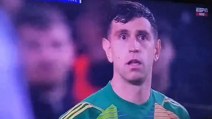 Dibu Martínez no puede creer el penal que le cobraron en contra a Aston Villa