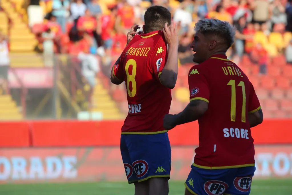 Otra imagen del festejo de Aránguiz. (Jonnathan Oyarzun/Photosport).