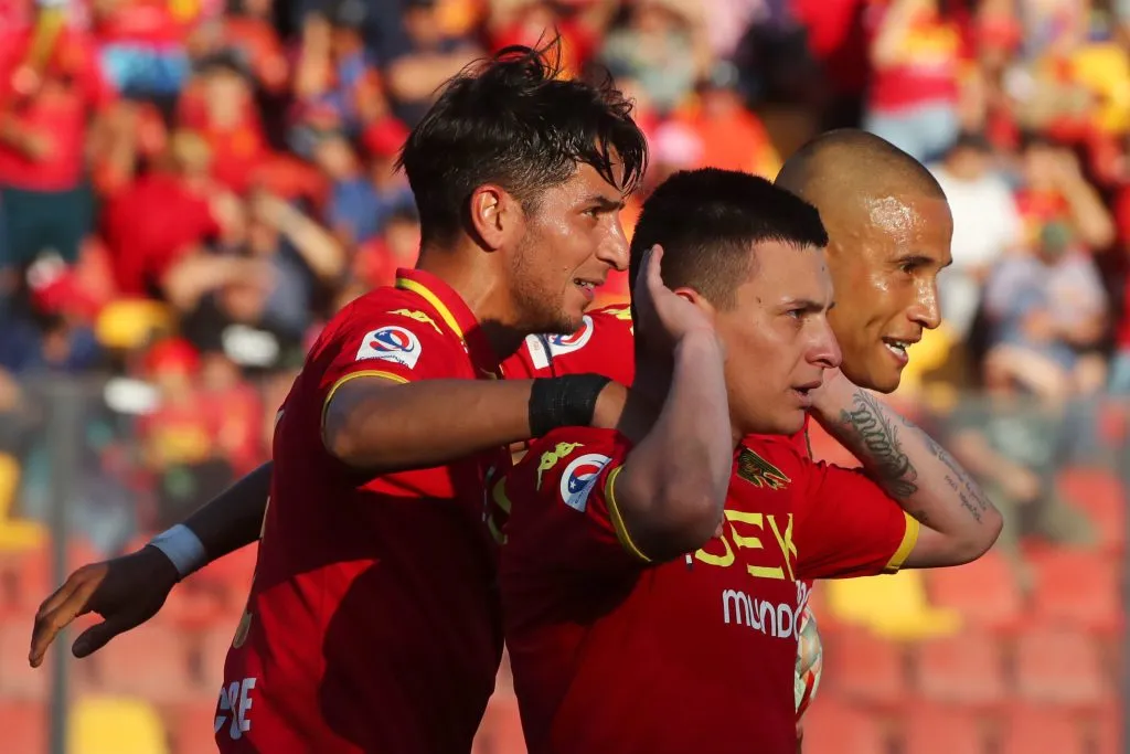 Parte de la celebración de Pablo Aránguiz ante el Tino en el transitorio 1-1. (Jonnathan Oyarzun/Photosport).