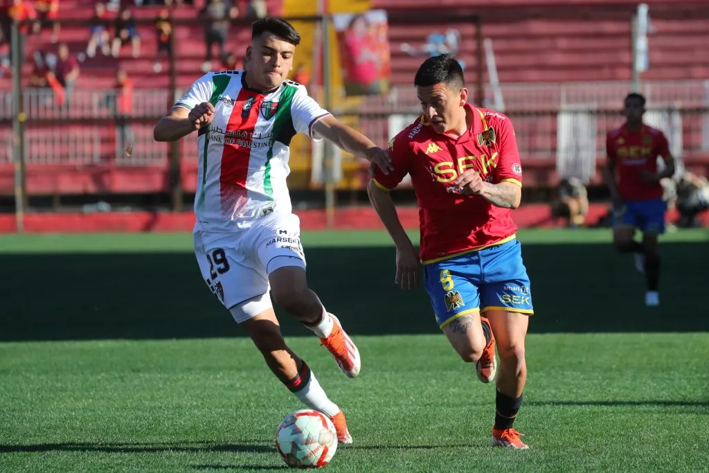 Pablo Aránguiz ante Palestino. (Jonnathan Oyarzun/Photosport).