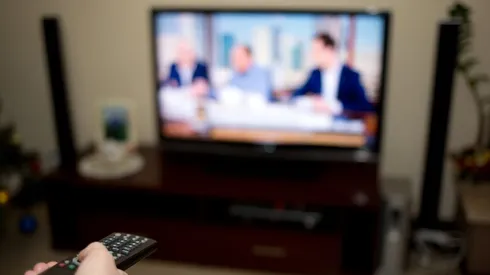 Una persona mirando TV