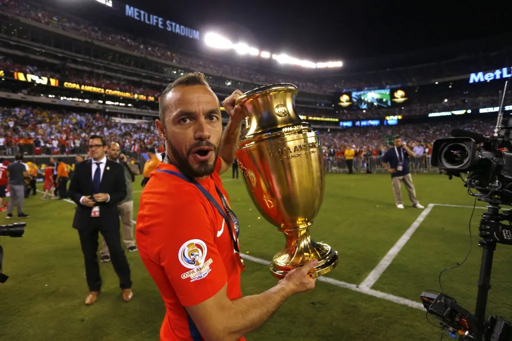 Marcelo Díaz con el título de la Copa América del Centenario que ganó la Roja. (Photosport).