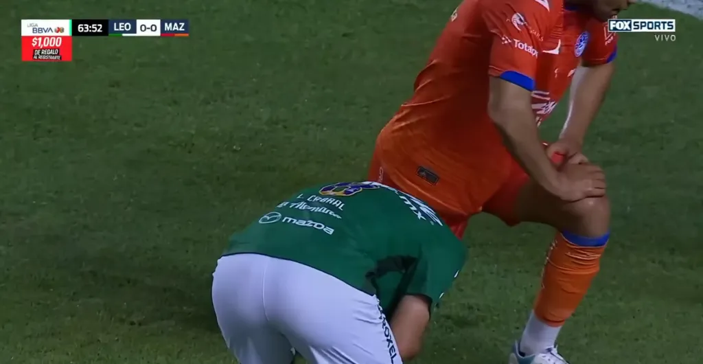 Luciano Cabral se lamenta por la ocasión fallada. (Captura Fox Sports México).