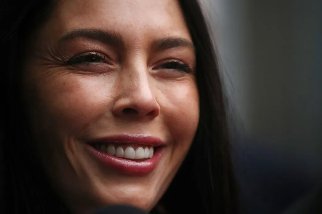 Daniela Aranguiz llevo a sus hijos a ver a Jorge Valdivia. Foto: Jonnathan Oyarzun/Aton Chile