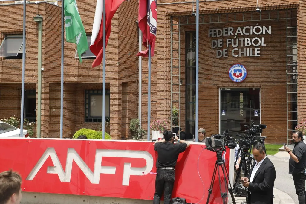 En la ANFP se viene una tremenda guerra por el fallo en la denuncia de la U a Colo Colo. Foto: Photosport.