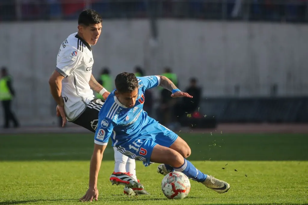 Esteban Pavez disputa un balón con Lucas Assadi en el último Superclásico. (Jonnathan Oyarzun/Photosport).