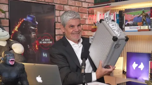 Guarello le muestra los maletines que le mandaron a Copiapó.