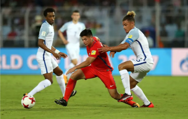Ignacio Mesías aguanta la marca de Joel Latibeaudiere, quien hoy representa a Jamaica. (Getty Images).