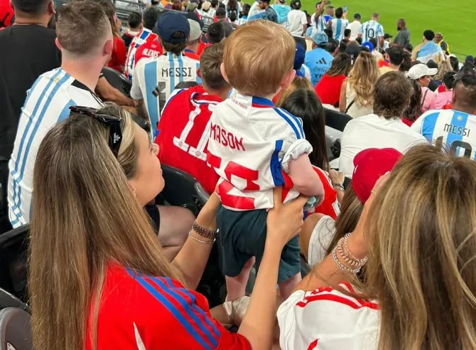 El primer hijo de Ben Brereton ya ha vestido la camiseta de Chile y ahora inicia su camino en el fútbol. Foto: Instagram.