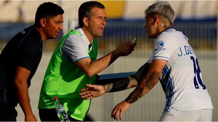 Igor Oca la pasa mal como técnico de Huachipato.