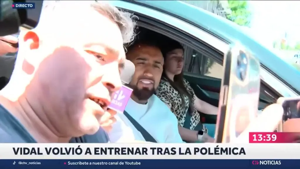 Vidal bajó el vidrio para tomarse fotos con los hinchas