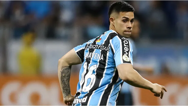 Alexander Aravena recibe elogios del técnico de Gremio.
