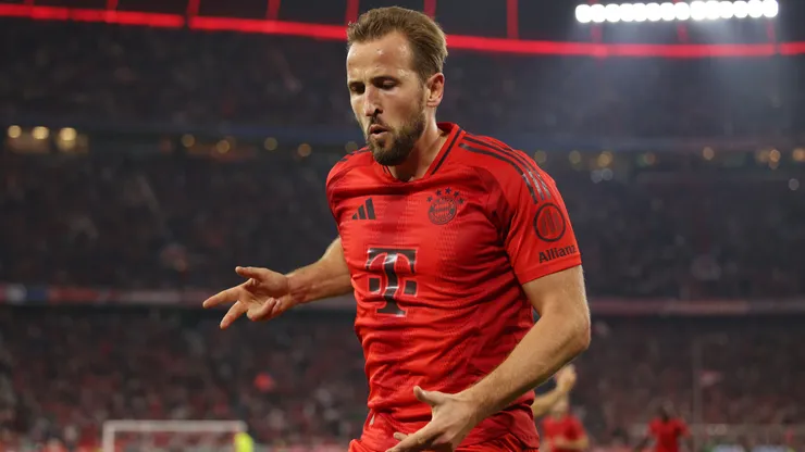 Harry Kane festeja su gol contra Stuttgart en la Bundesliga 2024/25.
