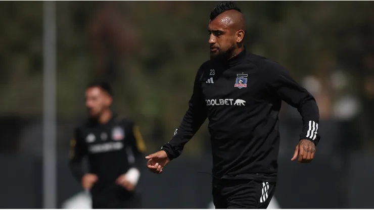 Arturo Vidal entrena junto al plantel de Colo Colo.