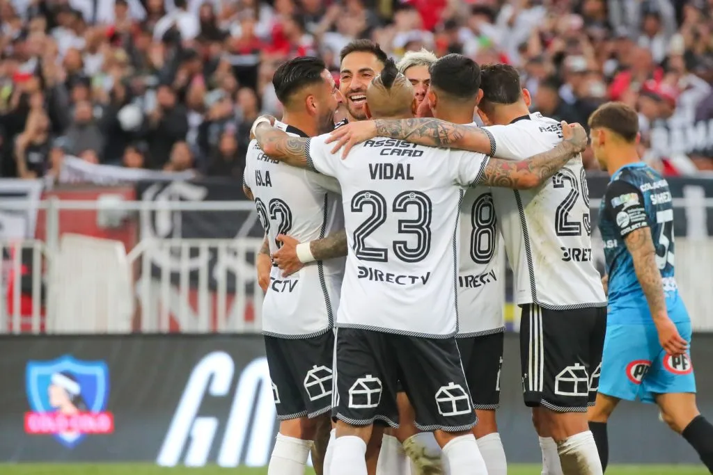 Colo Colo celebrando un gol de penales de Palacios ante Iquique. Foto: Jonnathan Oyarzun/Photosport
