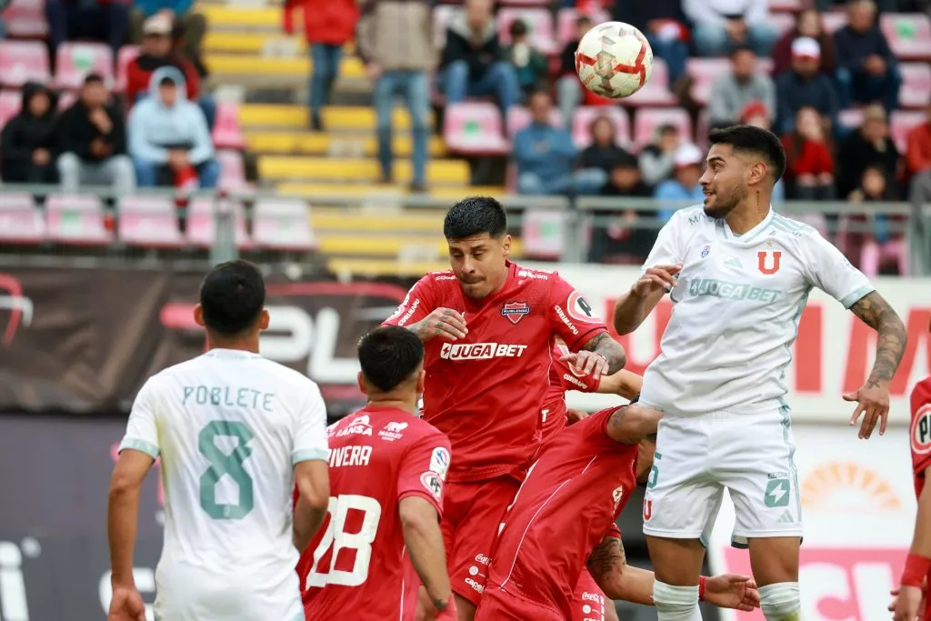 Emannuel Ojeda fue titular por la baja de Zaldivia y Calderón en la U. Foto: Eduardo Fortes/Photosport