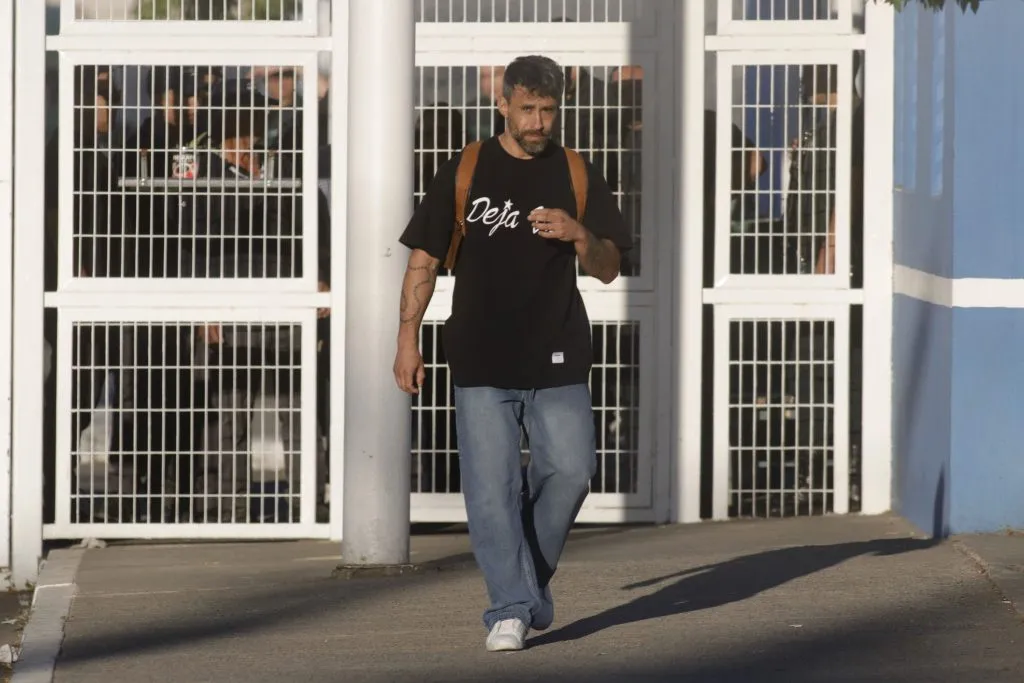 Jorge Valdivia abandona la cárcel con la misma polera que ingresó. Foto: Jorge Loyola/Aton Chile