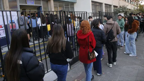 Alumnos llegan a rendir la PAES de invierno