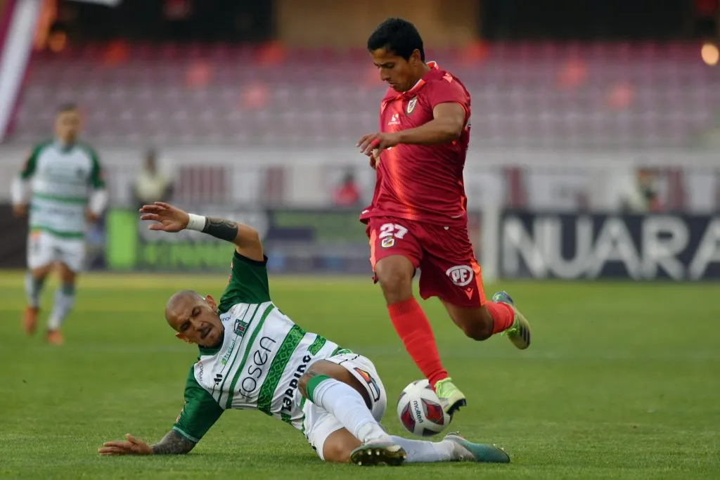 Víctor González en acción por Deportes Temuco ante Deportes La Serena. (Alejandro Pizarro/Photosport).