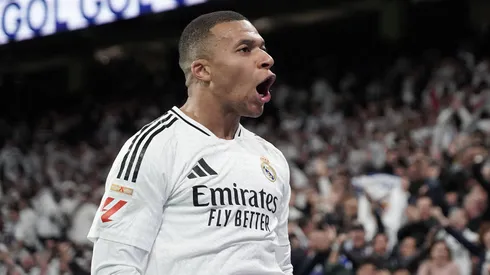 Kylian Mbappé celebra su gol en fuera de juego en la derrota 4-0 de Real Madrid ante Barcelona, en LaLiga 2024/25.
