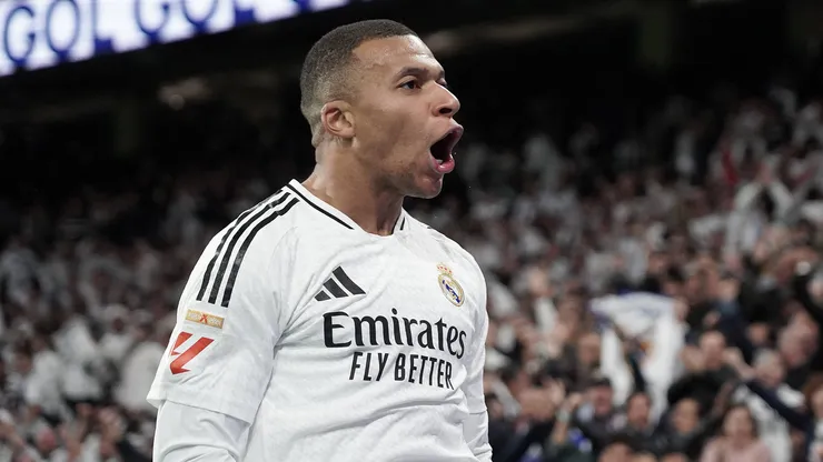 Kylian Mbappé celebra su gol en fuera de juego en la derrota 4-0 de Real Madrid ante Barcelona, en LaLiga 2024/25.
