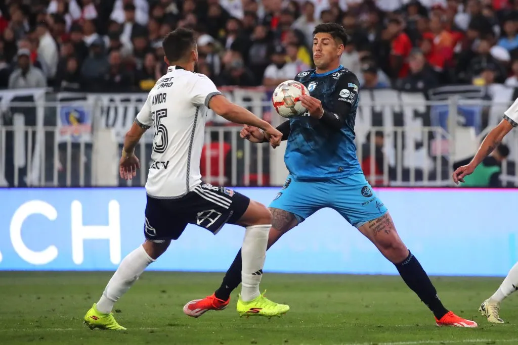 Steffan Pino enfrenta la marca de Emiliano Amor en el Monumental. (Jonnathan Oyarzun/Photosport).