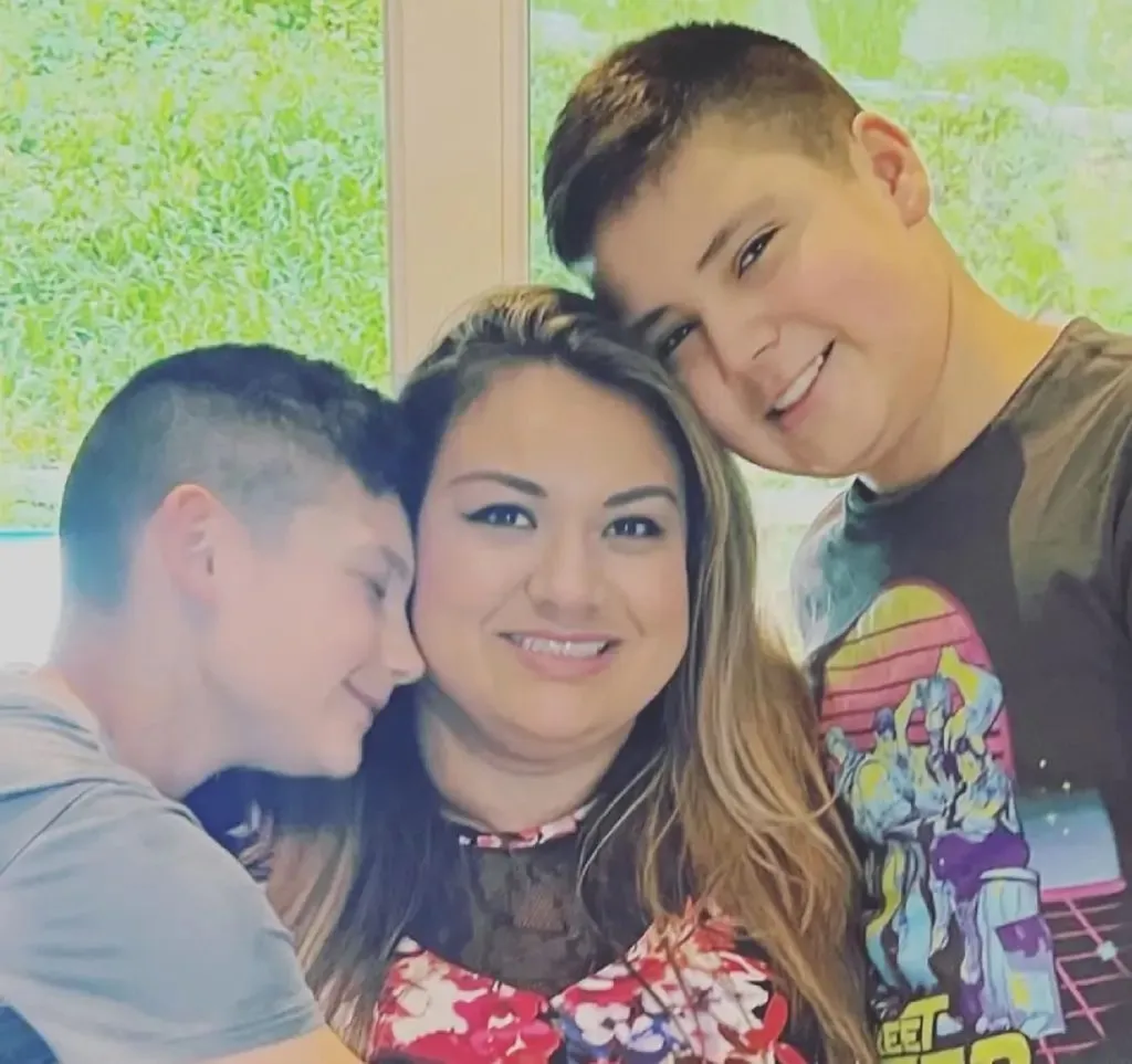 Novia e hijos de Fernando Jiménez Meza.