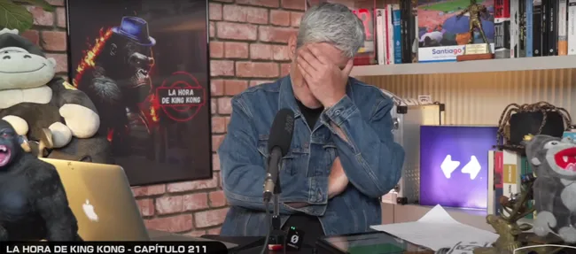 Juan Cristóbal Guarello dio otro anticipo de resolución en el escritorio. (Captura La Hora de King Kong).