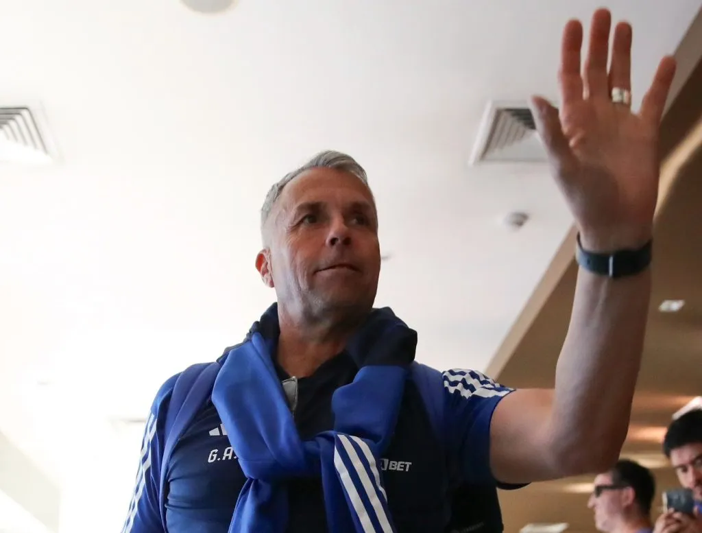 Gustavo Álvarez saluda a los hinchas de la U en Chillán. Foto: U de Chile.