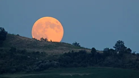 Luna llena en Cusercoli, Italia.