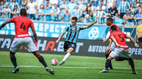 Aravena fue protagonista en empate de Gremio ante Flu