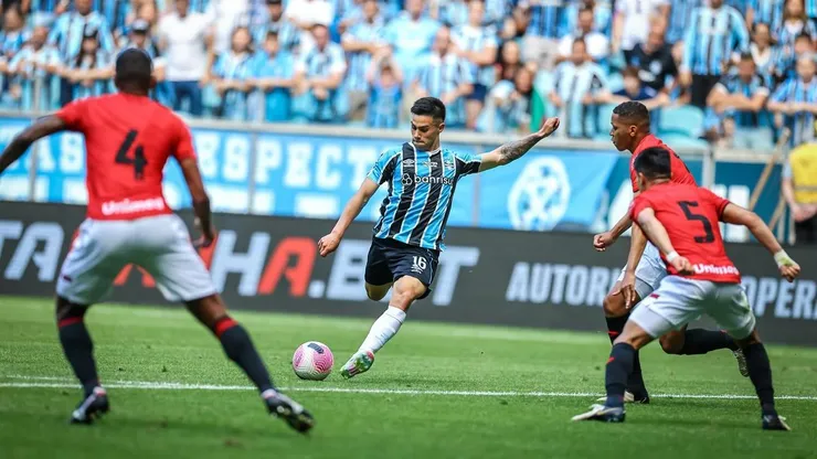 Aravena fue protagonista en empate de Gremio ante Flu