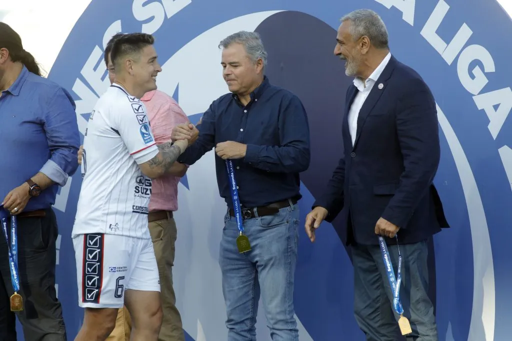 Matías Rodríguez recibe su medalla de campeón con Deportes Melipilla. Foto: Jorge Loyola/Photosport