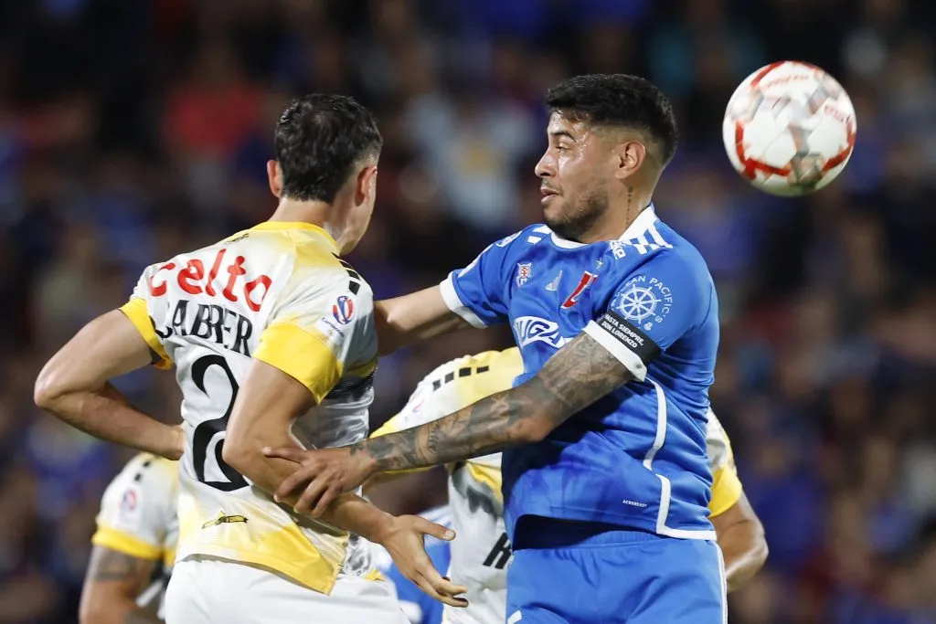 Emmanuel Ojeda se apunta como titular en reemplazo en la defensa. Foto: Pepe Alvujar/Photosport