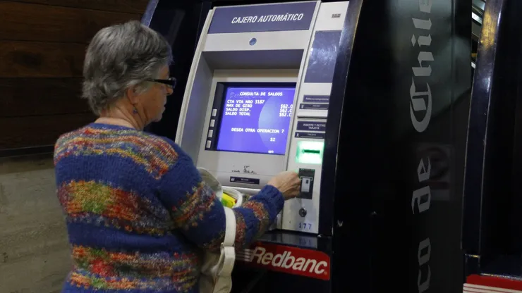 Adulta mayor utiliza un cajero automático