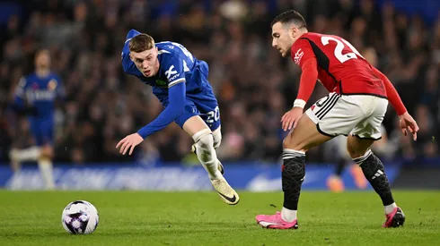 Cole Palmer y Diogo Dalot en el último enfrentamiento entre Chelsea y Manchester United.