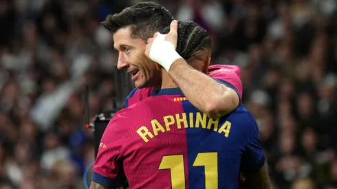 Robert Lewandowski y Raphinha festejan uno de los goles ante Real Madrid, en la goleada 4-0 en el Clásico de España.