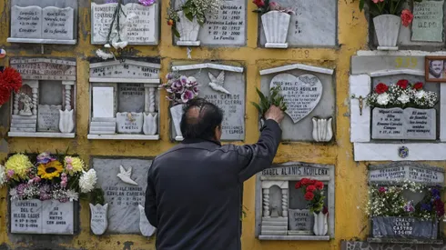 Dia de todos los santos en el cementerio de Playa Ancha.