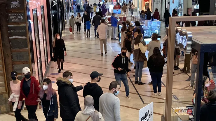 Revisa los horarios de los centros comerciales para este viernes 1 de noviembre.