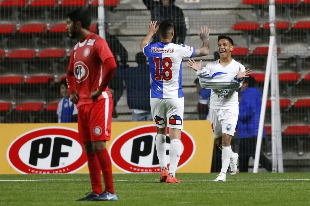 Fydriszewski festeja un gol de Antofagasta con el venezolano José Bandez. (Raul Zamora/Photosport).