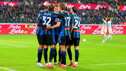 Los jugadores de Atalanta celebran el gol de Mateo Retegui contra Hellas Verona.