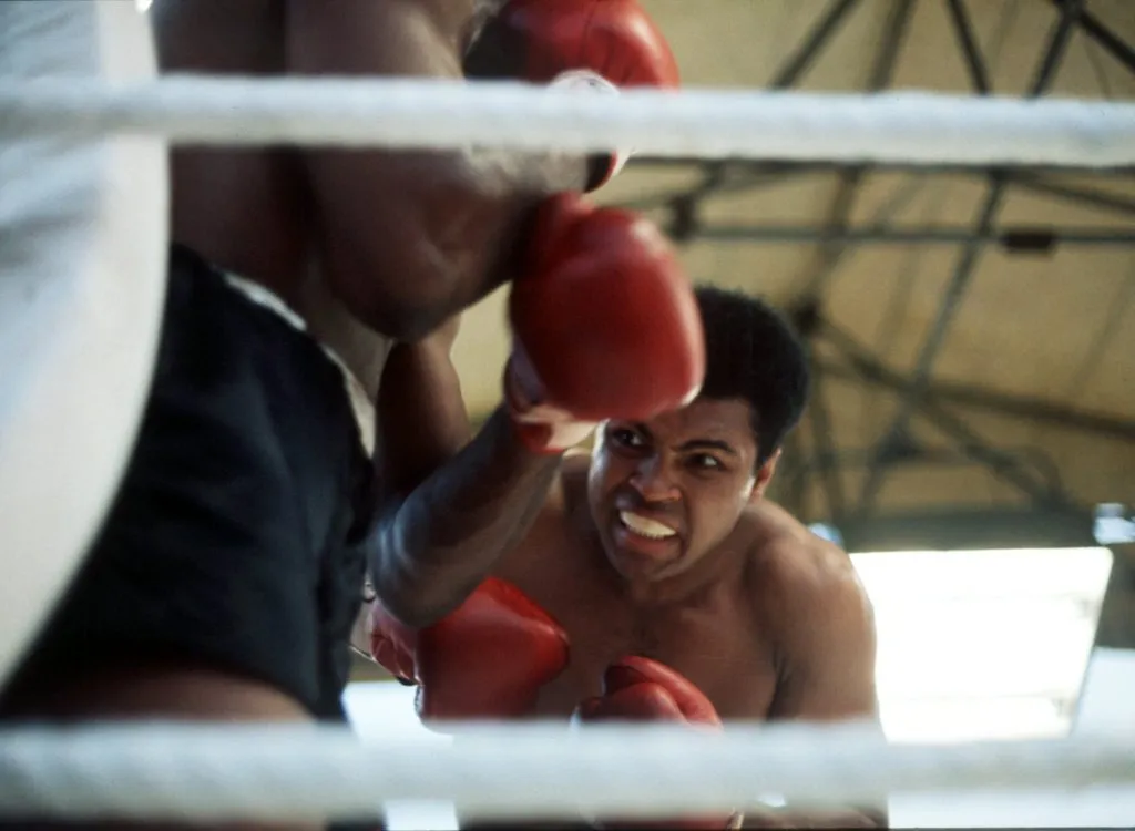 Muhammad Ali quedó en el 3° puesto de mejores de todos los tiempos, según The Ring Magazine. (Foto: Don Morley/Allsport/Getty Images)