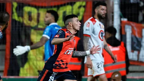 Daniel Castro festeja uno de sus dos tantos en la ida entre Deportes Limache y Rangers de Talca.