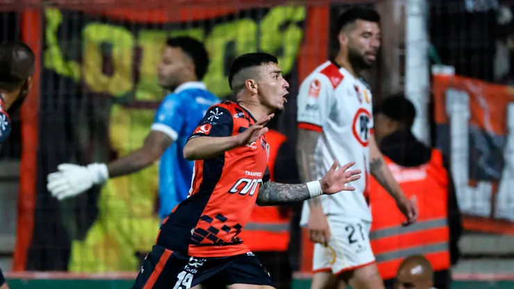 Daniel Castro festeja uno de sus dos tantos en la ida entre Deportes Limache y Rangers de Talca.