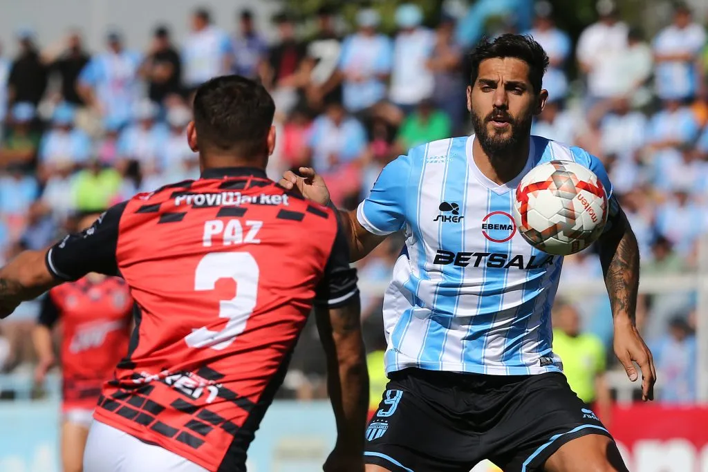 Larrivey y Magallanes quedaron eliminados por Limache en Primera B. /Photosport