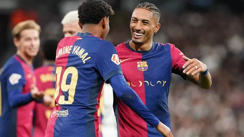 Lamine Yamal y Raphinha festejan el gol contra Real Madrid en el Santiago Bernabéu.