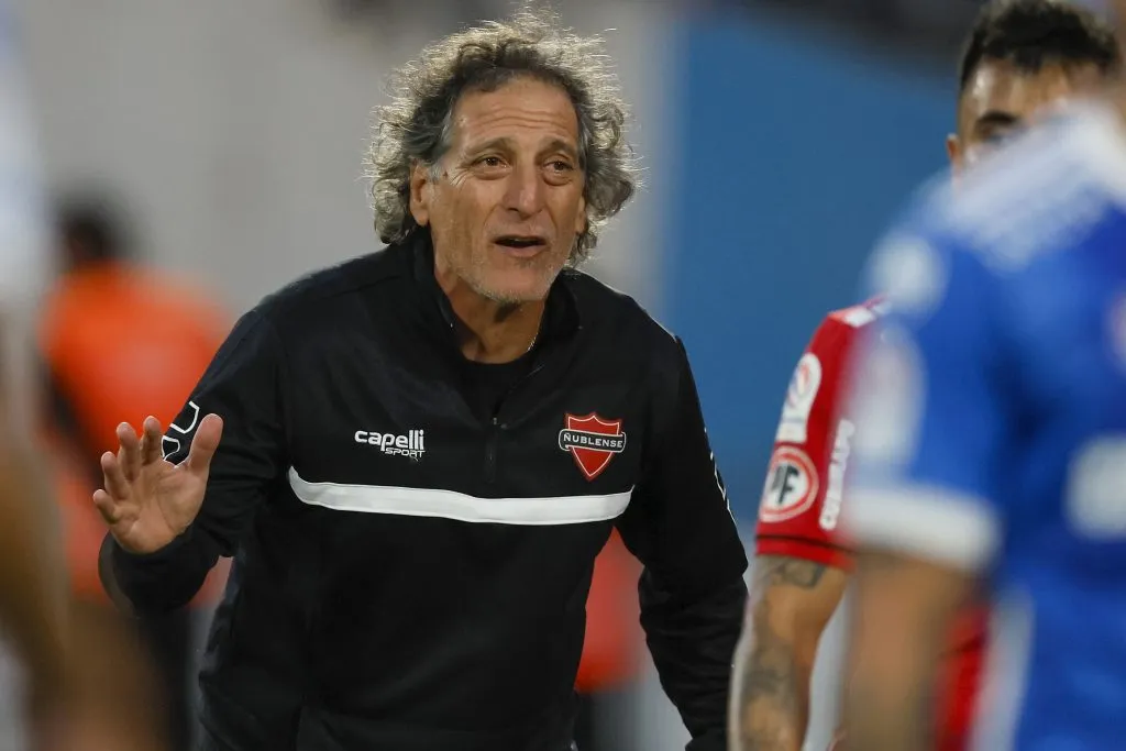 Mario Salas da indicaciones en la final de la Copa Chile 2024. (Andres Pina/Photosport).
